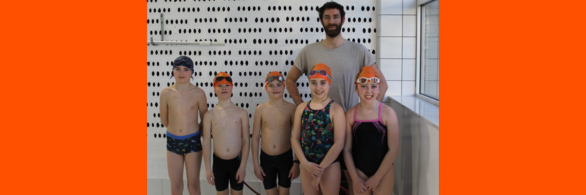 Ecole de natation : bonnets oranges