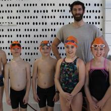 Ecole de natation : bonnets oranges